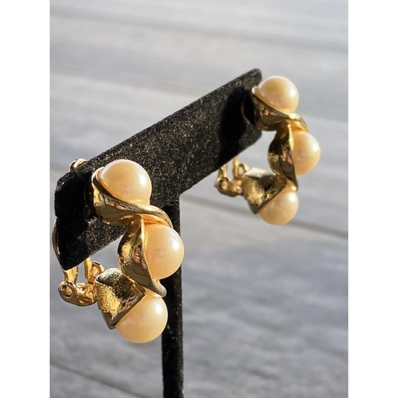 Vintage Clip Ons Earrings Three Faux Pearls Gold Tone Estate - Picture 2 of 12